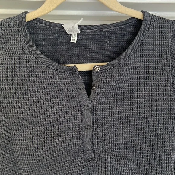 Cropped aerie Offline waffle long sleeve top w thumb holes - Picture 2 of 4